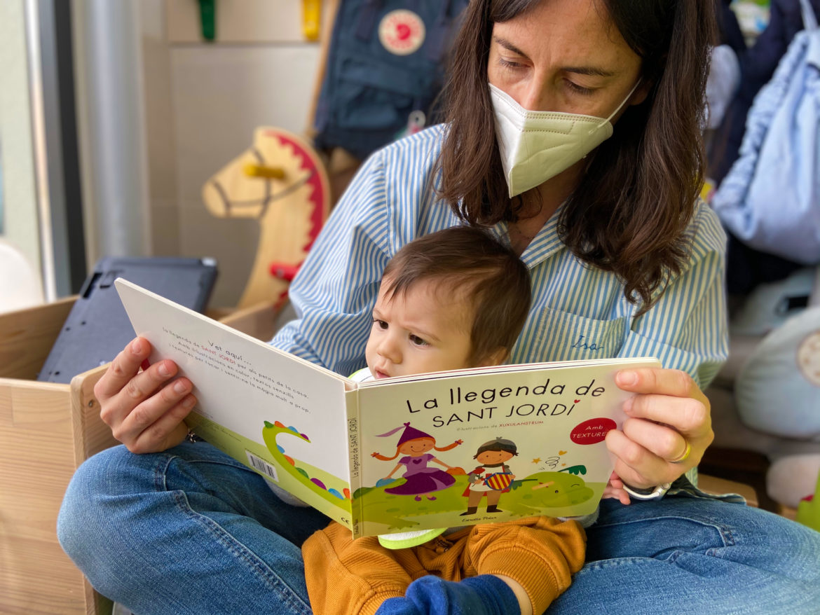 Sant Jordi arriba com un cavaller, amb la seva llança travessa el carrer